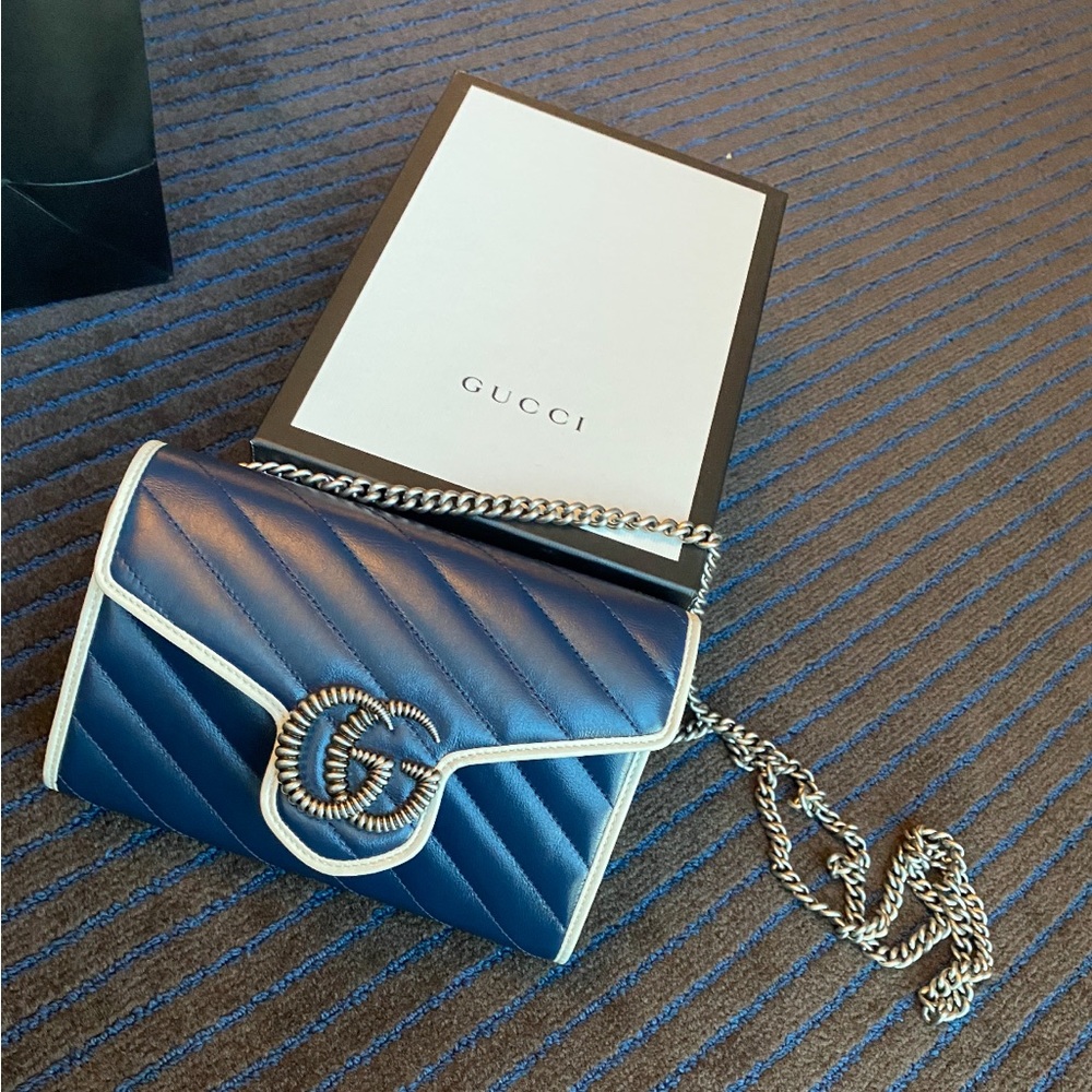 Gucci navy blue/white diagonal quilt leather GG marmont torchon wallet on chain